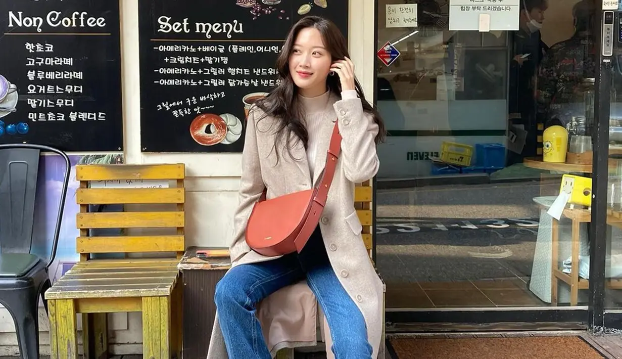 Gaya OOTD Moon Ga Young sendiri terlihat cukup simple. Ia kerap terlihat memadukan jelana jeans dengan kaus yang dibalut dengan outer. Bahkan, sling bag yang dikenakan oleh wanita 24 tahun ini terlihat cukup classy. (Liputan6.com/IG/@m_kayoung)