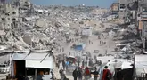 Warga Palestina membawa barang-barang mereka saat meninggalkan Kota Gaza pada 16 Mei 2025. (Bashar TALEB/AFP)