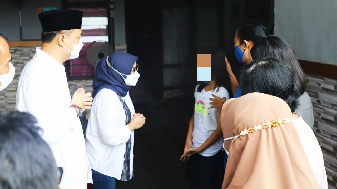 Wali Kota Surabaya Eri Cahyadi mendatangi salah satu keluarga awak kapal KRI Nanggalan 402. (Dian Kurniawan/Liputan6.com)