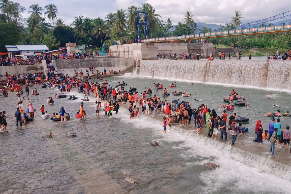 Balimau merupakan tradisi mandi menggunakan jeruk nipis yang berkembang di kalangan masyarakat Minangkabau.