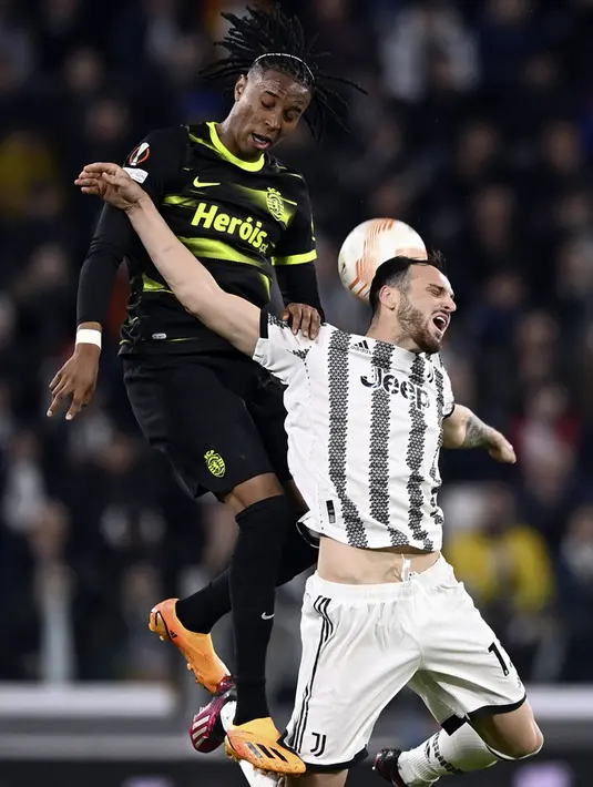 <p>Juventus mendominasi jalannya permainan di awal babak pertama. Sederet peluang pun didapat tuan rumah. Namun, belum ada yang berbuah gol. (Fabio Ferrari/LaPresse via AP)</p>
