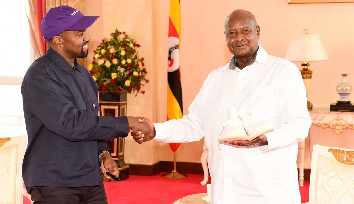 Pertemuan Presiden Uganda, Yoweri Museveni dengan rapper AS, Kanye West di Gedung Negara, Entebbe, Senin (15/10). Kanye West mengunjungi negara di Afrika timur itu untuk menyelesaikan rekaman album kesembilannya. (AFP/UGANDAS PRESIDENTIAL PRESS OFFICE)