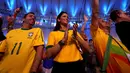 Seorang suporter wanita Brasil bertepuk tangan saat pembukaan Olimpiade 2016 di Rio de Janeiro, Brasil, (6/8). Sebanyak 80.000 penonton memenuhi Stadion Maracana untuk menyaksikan upacara pembukaan Olimpiade Rio 2016. (REUTERS/Damir Sagolj)