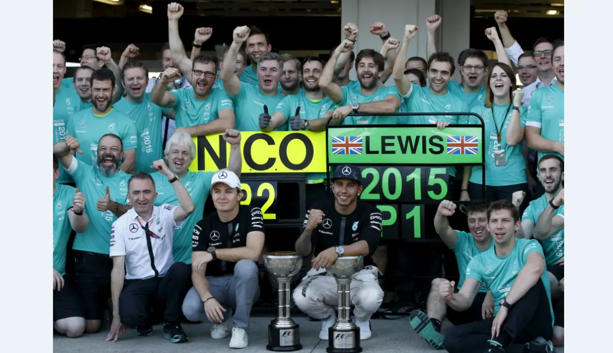 Tim Mercedes F1 berhasil menempatkan dua pembalapnya, Lewis Hamilton (kanan), dan Nico Rosberg, finis terdepan F1 GP Jepang di Sirkuit Suzuka, Jepang, Minggu (27/9/2015). (Reuters/Toru Hanai)