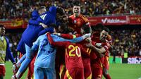 Selebrasi Timnas Spanyol saat menang adu penalti melawan Kroasia di leg 2 perempat final UEFA Nations League. (JOSE JORDAN / AFP)