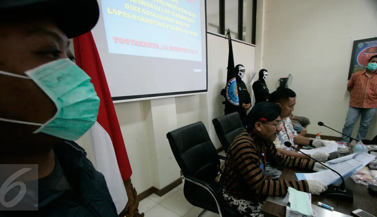 Suasana persidangan dengan barang bukti gelar perkara narkoba di BNNP DIY. (19/8). BNNP berhasil mengungkap kasus peredaran narkoba di Lapas narkoba Pakem dengan menetapkan 4 orang tersangka.  (Boy Harjanto)