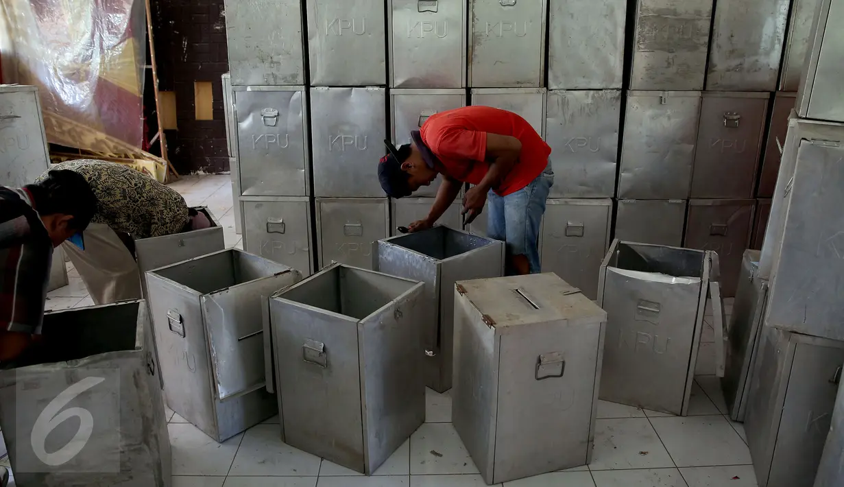 Pekerja memperbaiki dan mempersiapkan kotak suara di Gudang Penyimpanan Kotak Suara Pengadegan, Jakarta Selatan, Senin (2/1). (Liputan6.com/Johan Tallo)