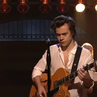 Harry Styles debutkan lagu Ever Since New York di SNL Live.