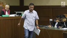Benhur Lalenoh, pengusaha yang juga timses mantan Bupati Kepulauan Talaud, Sri Wahyumi Maria Manalip saat menjalani sidang dakwaan di Pengadilan Tipikor, Jakarta, Senin (23/9/2019). Benhur didakwa dalam dugaan suap revitalisasi Pasar Lirung dan Pasar Beo TA 2019. (Liputan6.com/Helmi Fithriansyah)