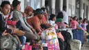 Sejumlah pemudik terlihat menunggu di Stasiun Senen, Jakarta, Selasa (7/7/2015). Para pemudik mengaku sengaja mudik lebih awal untuk menghindari puncak arus mudik yang diperkirakan akan terjadi pada H-5 Lebaran. (Liputan6.com/Herman Zakharia)