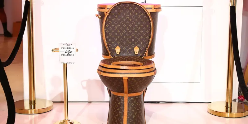 Toilet Emas Berlapis Kulit Tas Louis Vuitton