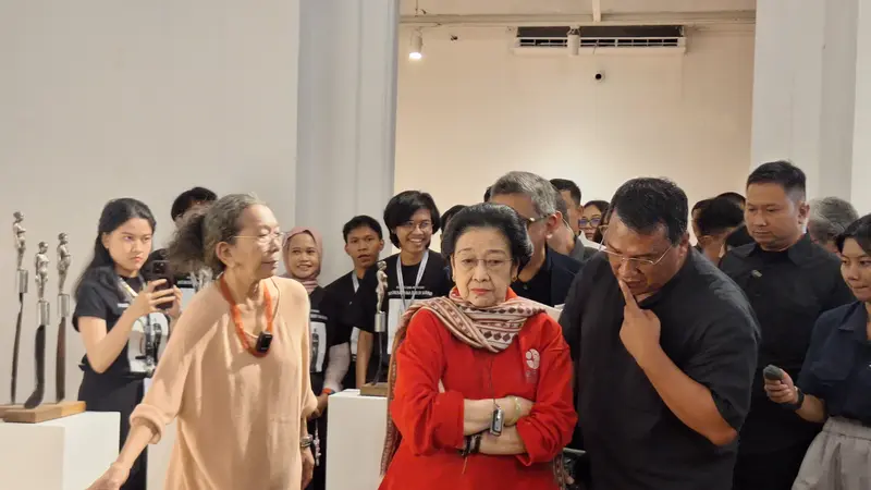 Presiden kelima RI Megawati Soekarnoputri saat meninjau pameran seni rupa patung dan aktivisme karya Dolorosa Sinaga di Gedung A Galeri Nasional Indonesia, Jakarta Pusat, Kamis (8/8/2024).