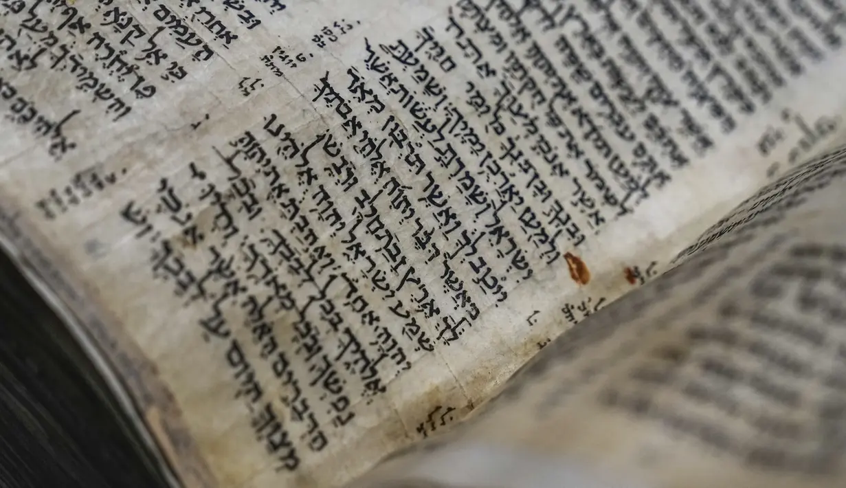 Codex ini berisi lengkap seluruh 24 kitab dari Hebrew Bible, meski kehilangan 12 halaman. Taurat dan Zabur juga termasuk di Codex ini. (AP Photo/Ariel Schalit)