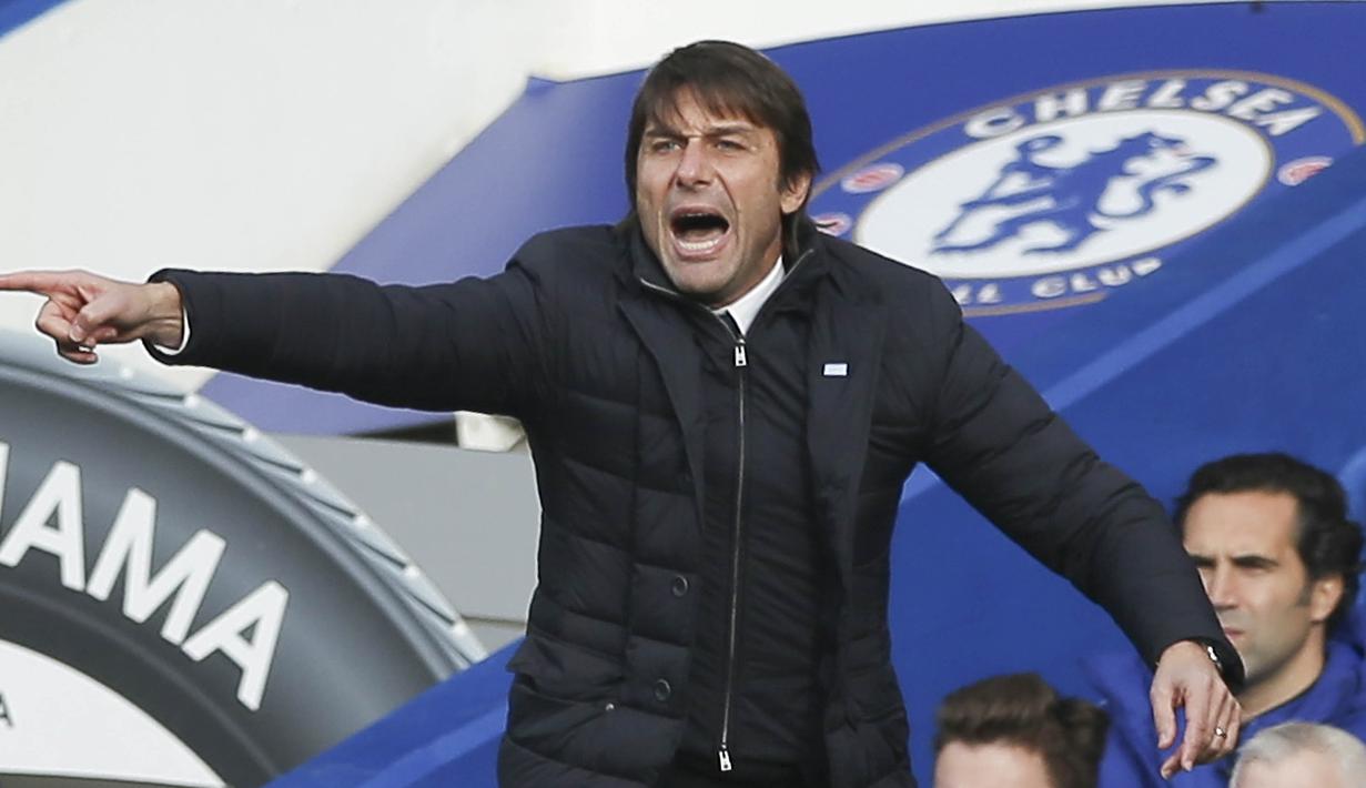 Pelatih Chelsea, Antonio Conte, memberikan instruksi kepada anak asuhnya saat melawan Newcastle pada laga Premier League di Stadion Stamford Bridge, London, Sabtu (2/12/2017). Chelsea menang 3-1 atas Newcastle. (AFP/Daniel Leal-Olivas)