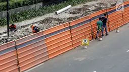 Pekerja mengerjakan proyek revitalisasi trotoar di Jalan Salemba Raya, Jakarta Pusat, Kamis (1/8/2019). Revitalisasi yang menghabiskan anggaran Rp75 milliar dilakukan untuk memberikan kenyamanan pejalan kaki, sekaligus mempercantik wajah Ibukota. (Liputan6.com/Johan Tallo)