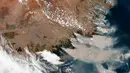 Gambar satelit yang disediakan oleh NASA menunjukkan kebakaran hutan di Victoria dan New South Wales, Australia, Sabtu (4/1/2020). Situasi kebakaran yang belum pernah terjadi sebelumnya di Australia tampaknya berubah dari buruk menjadi lebih buruk. (NASA via AP)