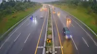 Suasana kendaraan mulai melintas memadati jalur One Way Cipali pada puncak arus balik 2025. Foto (tangkapan layar drone Cipali)