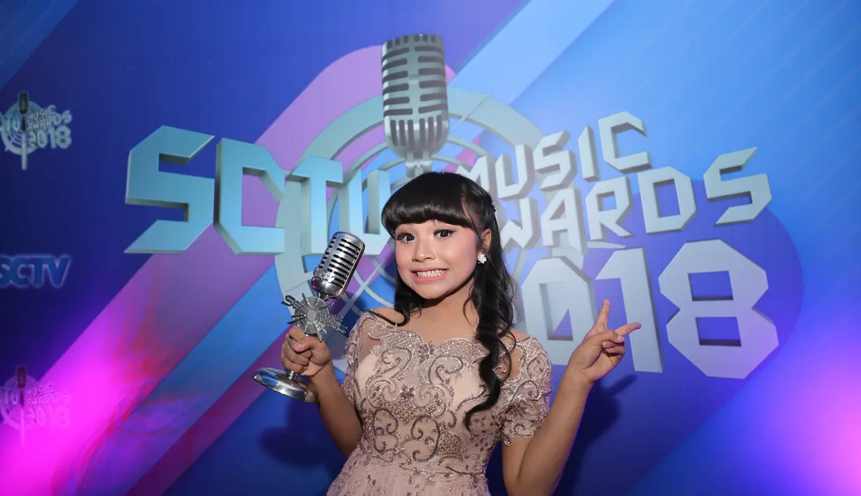 Malam penghargaan ajang bergengsi SCTV Music Awards 2018 kembali digelar. Acara berlangsung di studio Emtek, Daan Mogot, Jakarta Barat, Jumat 27 April 2018 malam.  (Adrian Putra/Bintang.com)