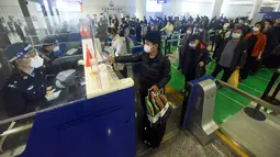 Penumpang mengantre untuk melewati bea cukai setelah tiba di Bandara Internasional Hangzhou Xiaoshan di provinsi Zhejiang timur China (8/1/2023). China mencabut persyaratan karantina untuk pelancong yang datang pada (8/1), mengakhiri isolasi yang diberlakukan sendiri selama hampir tiga tahun bahkan saat negara tersebut berjuang melawan wabah lonjakan kasus Covid-19. (AFP/STR)