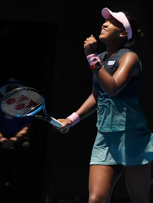 Petenis Jepang, Naomi Osaka berselebrasi setelah mengalahkan Elina Svitolina dari Ukraina pada perempat final Australia Terbuka 2019 di Melbourne, Rabu (23/1). Naomi Osaka mengamankan satu tiket semifinal setelah menang 6-4, 6-1. (AP/Mark Schiefelbein)