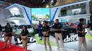 Para staf berdiri di dekat kendaraan listrik dari produsen mobil Vietnam VinFast selama Pameran Otomotif Internasional Indonesia di Jakarta, Sabtu 7 Februari 2026. (AP Photo/Tatan Syuflana)