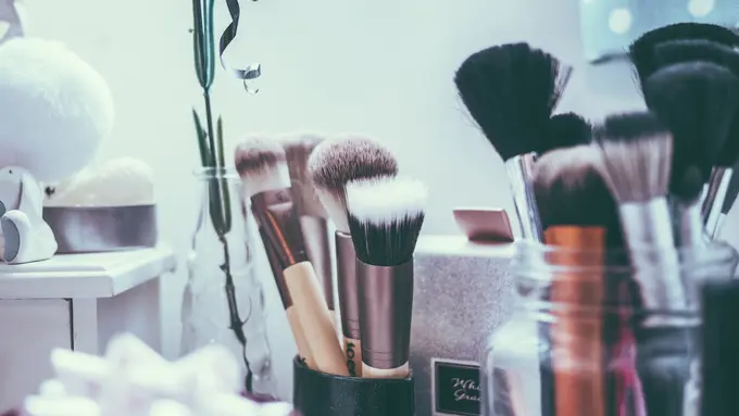 Cara Membersihkan Kuas Makeup yang Tepat