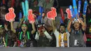 Para fans memberikan dukungan kepada para pebulu tangkis Indonesia saat laga Daihatsu Indonesia Masters 2026 di Istora Senayan, Jakarta, Kamis (22/1/2026). (Bola.com/M Iqbal Ichsan)