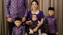 Keluarga Ibas dan Aliya kerap membagikan foto keluarganya dalam banyak momen. Mereka kerap terlihat kompak mengenakan kostum yang sama dalam setiap acara yang dilakoninya. (Liputan6.com/IG/ruby_26)