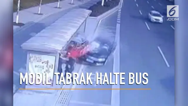 Rekaman video sebuah mobil menabrak halte bus yang menewaskan satu orang.