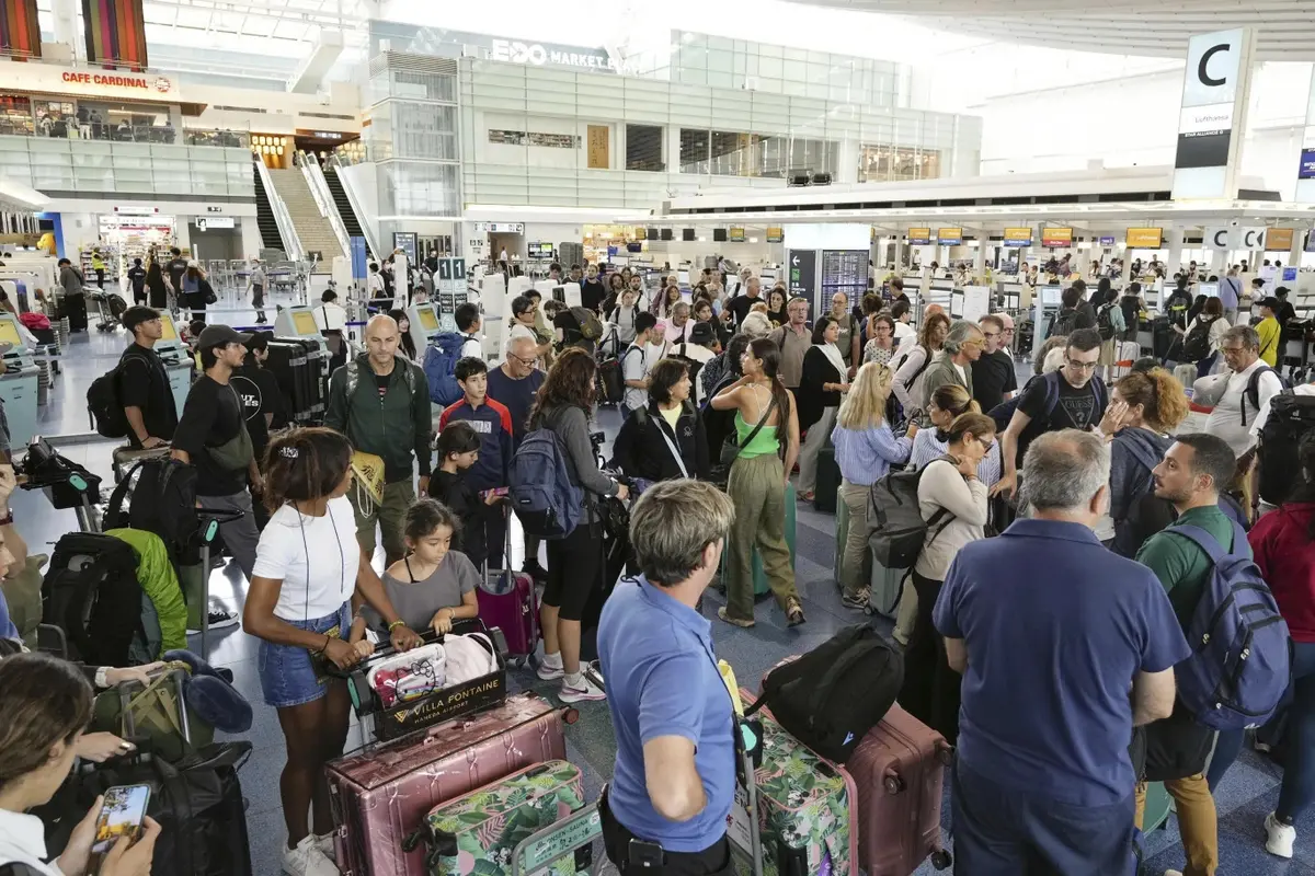 Penumpang pesawat di Bandara Haneda Jepang terdampak Topan Ampil. (AP)