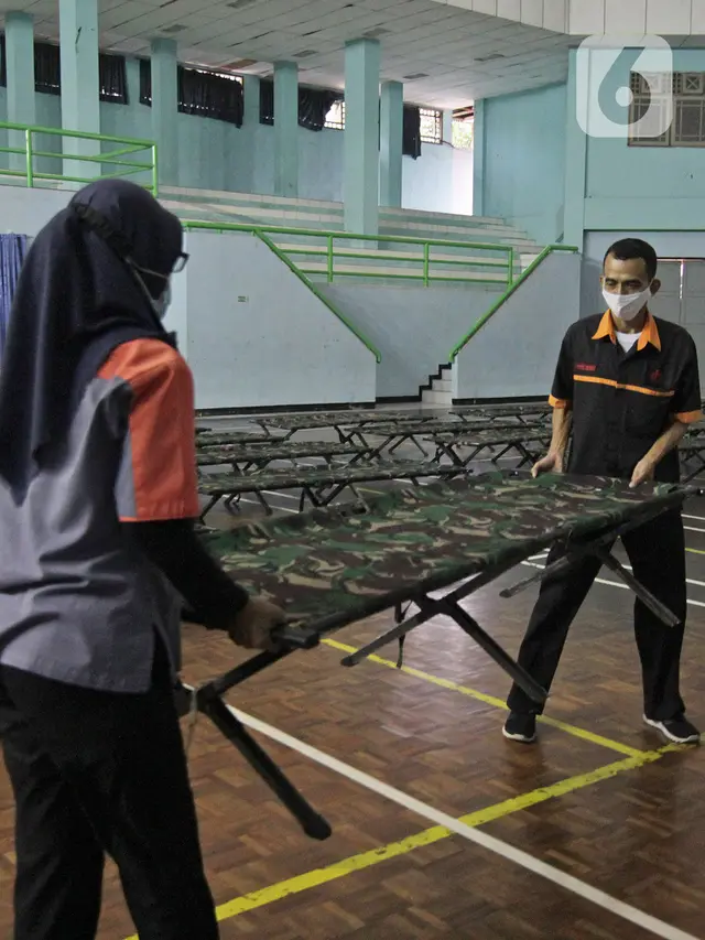 FOTO: GOR Cipayung Jadi Tempat Singgah Sementara Warga yang Baru Kembali ke Jakarta
