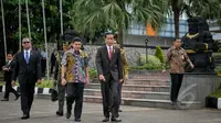 Presiden Jokowi didampingi Menpan RB Yuddy Chrisnandi (kiri berbatik) sebelum bertolak ke Kuala Lumpur, Malaysia di Bandara Halim Perdana Kusuma, Jakarta, Minggu (26/4/2015). (Liputan6.com/Faizal Fanani)