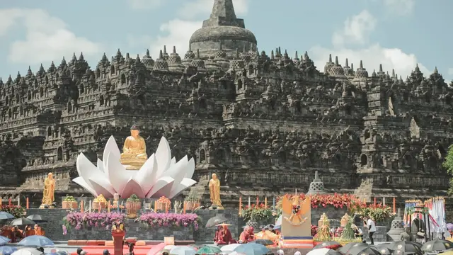 Upacara pada hari raya Trisuci Waisak
