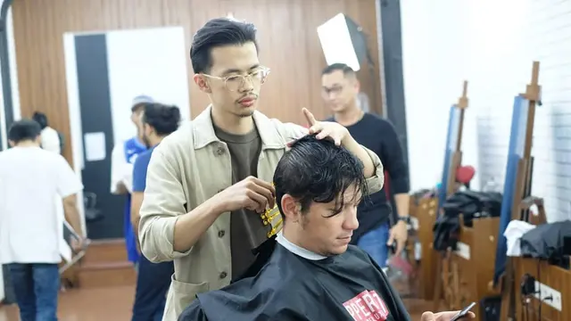 Diary Fimela: Keluar dari Zona Nyaman, Pegawai Bank Ini Pilih Meniti Karier Jadi Tukang Cukur Rambut