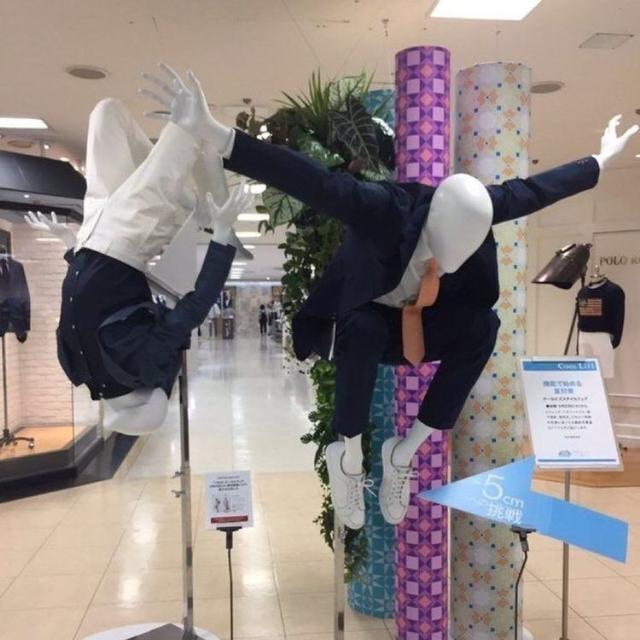 6 Potret Manekin Digantung Ini Bikin Kaget, Bak Patung Selamat Datang