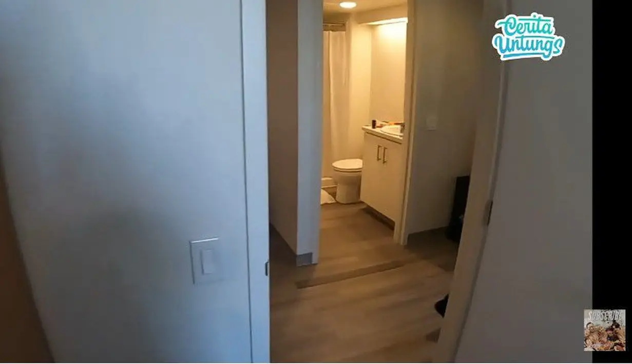 Terlihat dari ruang tengah hingga toilet bersama terlihat nyaman dan cukup lega. [Youtube.com/ceritauntungs]