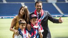 Kiper anyar PSG, Gianluigi Buffon berpose dengan kekasihnya, Ilaria d'Amico serta dua putranya, Louis-Thomas dan David-Lee saat resmi diperkenalkan sebagai pemain baru di stadion Parc des Princes, Paris, Senin (9/7). (AP/Jean-Francois Badias)