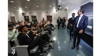 Pelatih Juventus, Massimiliano Allegri, bersama para pemain sebelum konferensi pers perpisahannya di Turin, Italia, Sabtu (18/5/2019). (Juventus.com)