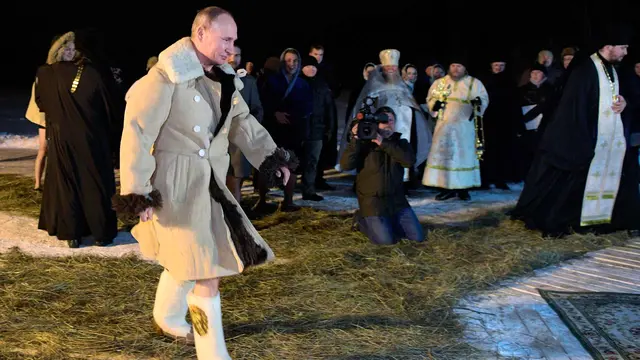 Vladimir Putin Berendam di Air Dingin