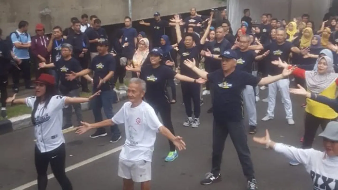 Menkeu Sri Mulyani bersama dengan peserta kampanye pelaporan pajak melakukan senam zumba di Bundaran Hotel Indonesia, Minggu (3/3/2019). (Foto: DJP)