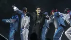 Aksi memukau penyanyi asal Korea Selatan, Jungkook saat menyanyikan lagu Dreamers pada upacara pembukaan Piala Dunia 2022 di Al Bayt Stadium, Qatar, Minggu (20/11/2022). (AP Photo/Natacha Pisarenko)