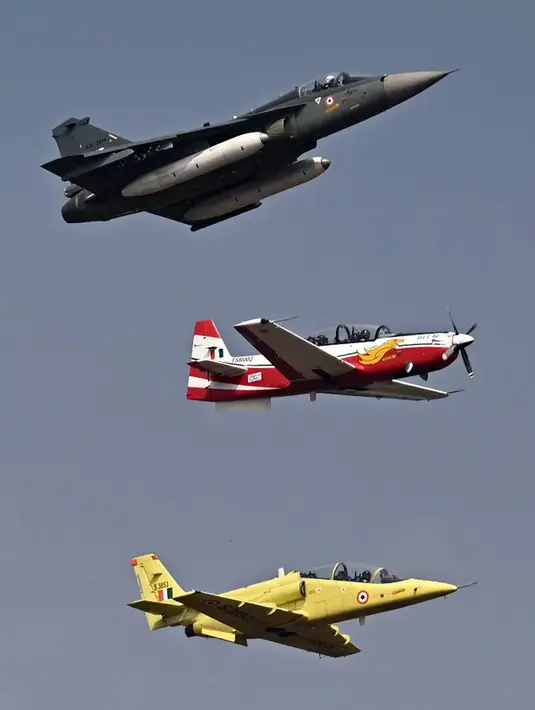 Pesawat Angkatan Udara India tampil pada hari pertama Aero India 2021 Airshow di Stasiun Angkatan Udara Yelahanka, Bangalore, India, Rabu (3/2/2021). Aero India 2021 merupakan pameran kedirgantaraan dan pertahanan utama negara di India. (Jewel SAMAD/AFP)