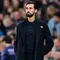 Pelatih kepala Real Madrid, Alvaro Arbeloa, menyaksikan pertandingan La Liga Spanyol antara Real Madrid dan Levante dari pinggir lapangan di Madrid, Spanyol, Sabtu, 17 Januari 2026. (AP Photo/Jose Breton)