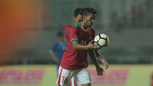 Pemain timnas Indonesia U-23, Zulfiandi saat melawan Uzbekistan pada laga PSSI Anniversary Cup 2018 di Stadion Pakansari, Bogor, (03/5/2018). Indonesia U-23 bermain imbang 0-0. (Bola.com/Nick Hanoatubun)