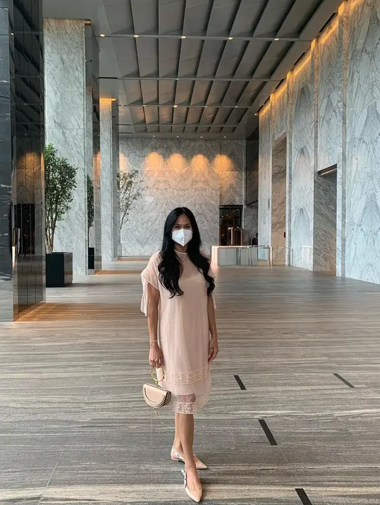 Selain itu, di akhir tulisannya Donna berterimakasih kepada sang pencipta karena telah memberikan orangtua seperti ayah dan ibundanya. Donna pun mengungkapkan rasa cintanya kepada mereka. (Instagram/donnaharunofficial)