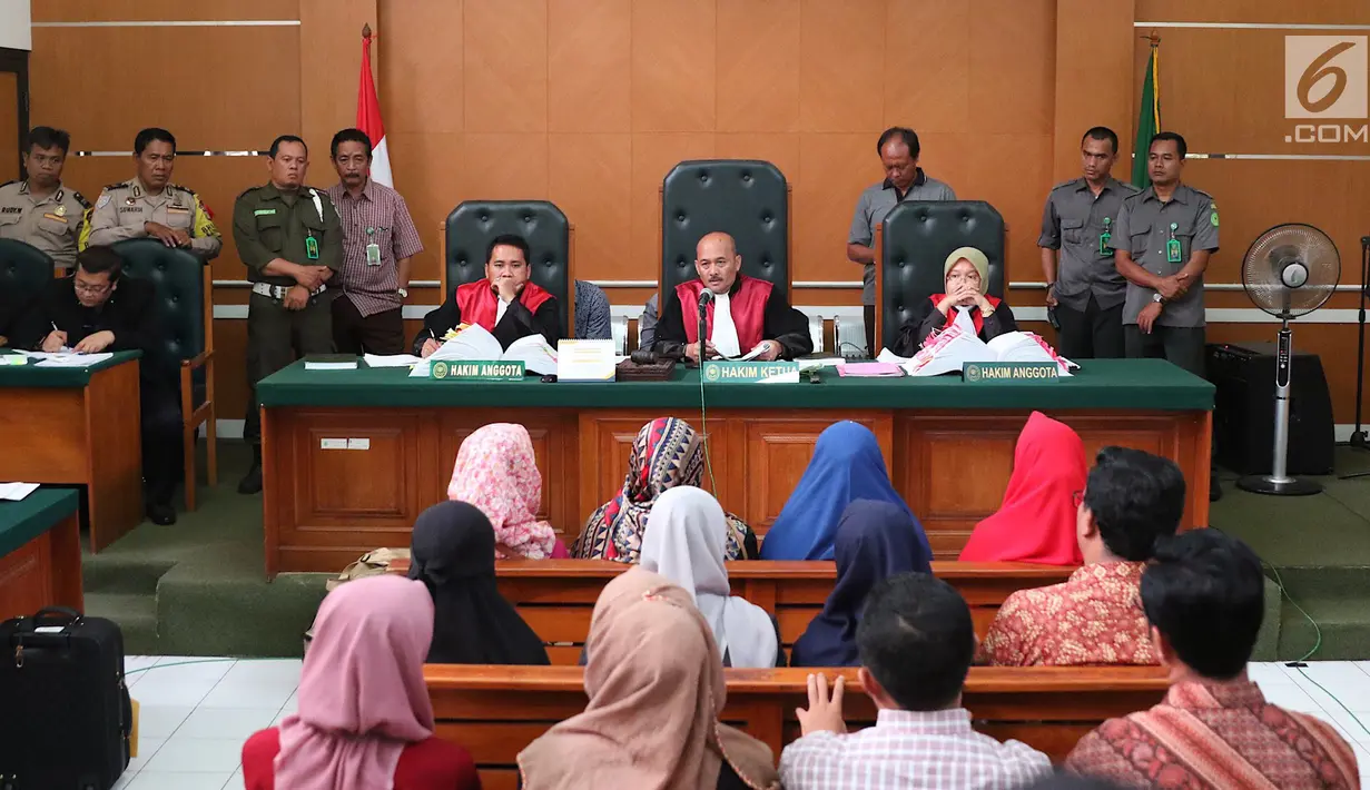 Suasana sidang kasus dugaan penipuan First Travel yang mengadirkan 13 orang saksi di PN Depok, Jawa Barat, Senin (19/3). 13 saksi tersebut merupakan mantan karyawan First Travel yang dihadirkan Jaksa penuntut umum (JPU). (Liputan6.com/Immanuel Antonius)