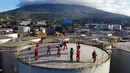 Band rock Boomerang tampil di atas silo kilang Wilmar International di Bitung, Sulawesi Utara, Selasa (25/9). Boomerang dan aktivis Greenpeace menduduki silo Wilmar. (Dhemas Reviyanto, Nugroho Adi Putera, Jurnasyanto Sukarno/Greenpeace Southeast Asia/AFP)
