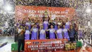 Tim Voli TNI AL berselebrasi sebagai juara kategori putra pada final turnamen Danjen Kopassus Open Volleyball Tournament, di GOR Nanggala, Jakarta. Minggu (08/4). Tim TNI AL memenangkan set keempat 25-19 atas tim PBVAD.  (Liputan6.com/Johan Tallo)
