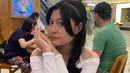 Punya rambut panjang, gadis dengan nama lengkap Nasha Anaya Putri Valentina Pasha ini sering menata rambutnya dengan gaya ikat tengah. Untuk menambah kesan manis, Nasha kenakan pita di warna abu-abu di rambutnya. Okie Agustina ungkap anak ketiganya ini pemalu, namun bukan berarti Nasha Anaya tidak eksis di depan kamera. Nasha cukup sering unggah fotonya di Instagram. (Liputan6.com/IG/@nasha.anayaa)