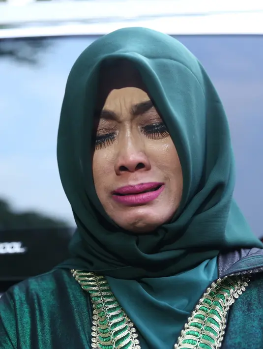 "Kangen lah, kangen walaupun dia (Julia Perez) begitu tapi perhatian dia sama adik-adiknya, sama mamanya, luar biasa, tetep nomor satu," tukas Sri Wulansih. (Nurwahyunan/Bintang.com)